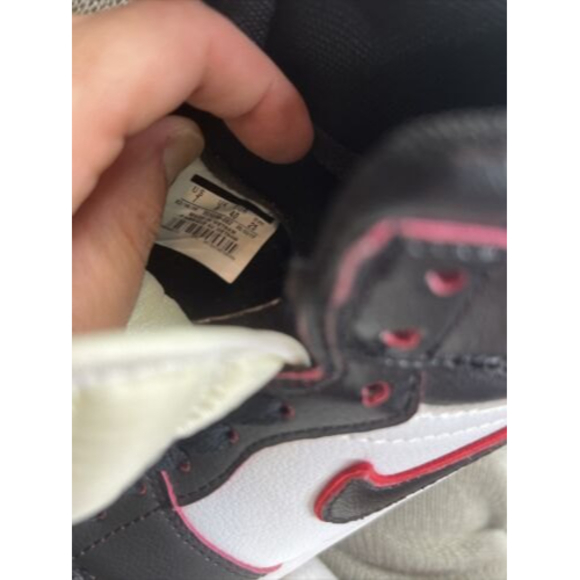 Nike Air Jordan 1 Retro Bloodline Sz 7 OG I 555088–062 Black White Red￼ A250622 main image 4